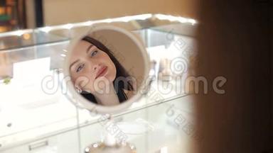 女孩在珠宝店照镜子。
